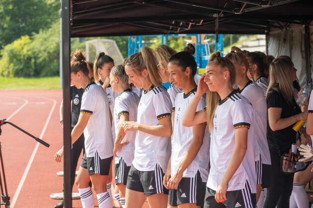 Reportage 16.06.2022 DFB Frauen Nationalmannschaft im Trainingslager bei adidas in Herzogenaurach. Die Frauen laden die Presse zum Media-Day ein Am heißen Frühsommertag bereiten die Spielerinnen sich im Zelt auf das Foto-Shooting vor Herzogenaurach Bayern Deutschland