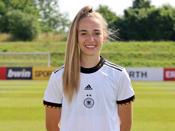 16.06.2022 - Deutsche Fußballnationalmannschaft Nationalmannschaft der Frauen Damen DFB - EM Europameisterschaft 2022 - UEFA Womens EURO - Fototermin Porträttermin - Mannschaft Team Kader - Einzelbild Einzelfoto Portrait Porträt Kopfbild - DaMa - Einzelfoto Einzelbild Portrait Porträt Kopfbild - Sophia Kleinherne (Frauen-Nationalmannschaft )