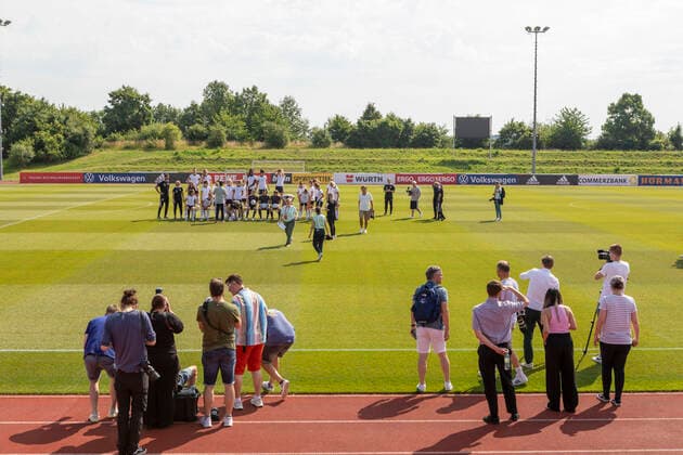 Reportage 16.06.2022 DFB Frauen Nationalmannschaft im Trainingslager bei adidas in Herzogenaurach. Die Frauen laden die Presse zum Media-Day ein Mannschaft mit Fototermin, die Frauen-Nationalmannschaft mit den Medienvertretern Herzogenaurach Bayern Deutschland