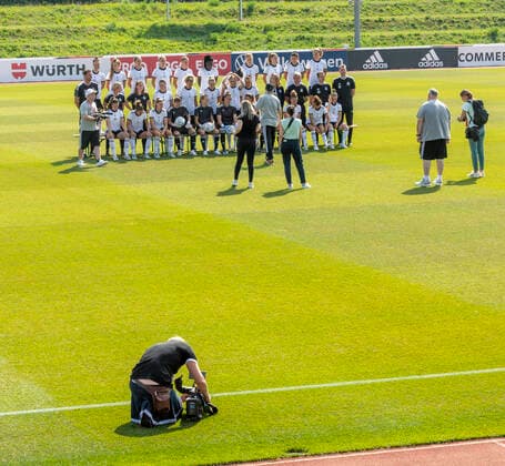 Reportage 16.06.2022 DFB Frauen Nationalmannschaft im Trainingslager bei adidas in Herzogenaurach. Die Frauen laden die Presse zum Media-Day ein Mannschaft mit Fototermin, die Frauen-Nationalmannschaft mit den Medienvertretern Herzogenaurach Bayern Deutschland