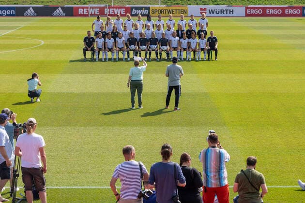 Reportage 16.06.2022 DFB Frauen Nationalmannschaft im Trainingslager bei adidas in Herzogenaurach. Die Frauen laden die Presse zum Media-Day ein Mannschaft mit Fototermin, die Frauen-Nationalmannschaft mit den Medienvertretern Herzogenaurach Bayern Deutschland