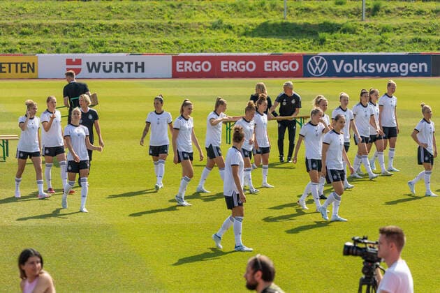 Reportage 16.06.2022 DFB Frauen Nationalmannschaft im Trainingslager bei adidas in Herzogenaurach. Die Frauen laden die Presse zum Media-Day ein Nach dem Mannschaftsfoto werden die Bänke weggetragen Herzogenaurach Bayern Deutschland