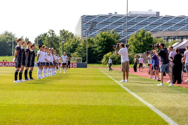 Reportage 16.06.2022 DFB Frauen Nationalmannschaft im Trainingslager bei adidas in Herzogenaurach. Die Frauen laden die Presse zum Media-Day ein In einer Reihe Aufstellung für die Portraits, erst noch lockern und dann Lächeln Herzogenaurach Bayern Deutschland