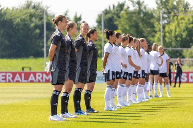 Reportage 16.06.2022 DFB Frauen Nationalmannschaft im Trainingslager bei adidas in Herzogenaurach. Die Frauen laden die Presse zum Media-Day ein In einer Reihe Aufstellung für die Portraits, erst noch lockern und dann Lächeln Herzogenaurach Bayern Deutschland
