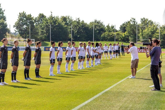 Reportage 16.06.2022 DFB Frauen Nationalmannschaft im Trainingslager bei adidas in Herzogenaurach. Die Frauen laden die Presse zum Media-Day ein In einer Reihe Aufstellung für die Portraits, erst noch lockern und dann Lächeln Herzogenaurach Bayern Deutschland