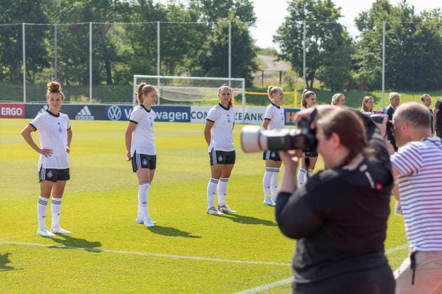 Reportage 16.06.2022 DFB Frauen Nationalmannschaft im Trainingslager bei adidas in Herzogenaurach. Die Frauen laden die Presse zum Media-Day ein Ein Job für Nationalspielerinnen: Lächeln für die Portraits Herzogenaurach Bayern Deutschland