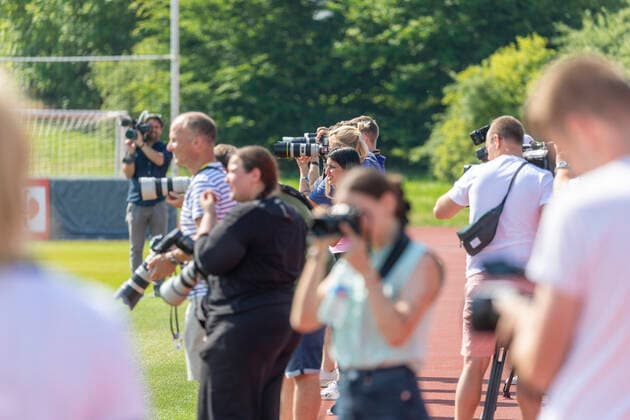 Reportage 16.06.2022 DFB Frauen Nationalmannschaft im Trainingslager bei adidas in Herzogenaurach. Die Frauen laden die Presse zum Media-Day ein Auf und neben dem Spielfeld immer von Kameras verfolgt Herzogenaurach Bayern Deutschland