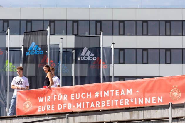 Reportage 16.06.2022 DFB Frauen Nationalmannschaft im Trainingslager bei adidas in Herzogenaurach. Die Frauen laden die Presse zum Media-Day ein Ein Gruß der Mitarbeiter*innen des DFB an das Nationalteam Herzogenaurach Bayern Deutschland