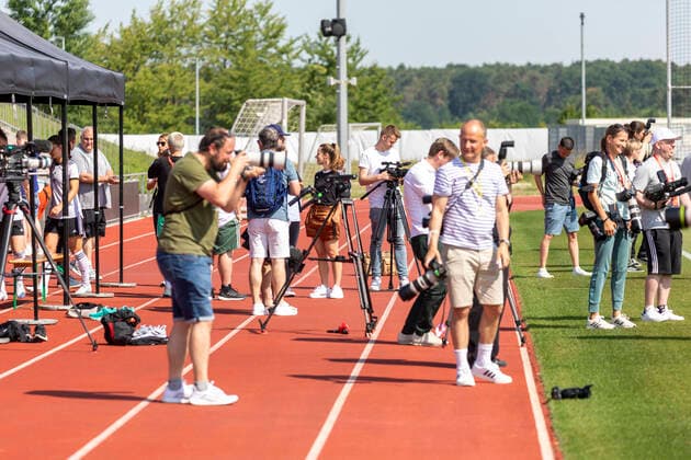 Reportage 16.06.2022 DFB Frauen Nationalmannschaft im Trainingslager bei adidas in Herzogenaurach. Die Frauen laden die Presse zum Media-Day ein Auf und neben dem Spielfeld immer von Kameras verfolgt Herzogenaurach Bayern Deutschland