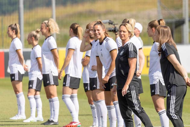 Reportage 16.06.2022 DFB Frauen Nationalmannschaft im Trainingslager bei adidas in Herzogenaurach. Die Frauen laden die Presse zum Media-Day ein Auch die Cheftrainerin Martina Voss-Tecklenburg stellt sich in die Reihe für die Portraits Herzogenaurach Bayern Deutschland