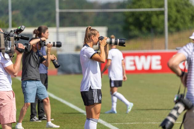 Reportage 16.06.2022 DFB Frauen Nationalmannschaft im Trainingslager bei adidas in Herzogenaurach. Die Frauen laden die Presse zum Media-Day ein Auch Fußballerinnen können fotografieren Herzogenaurach Bayern Deutschland