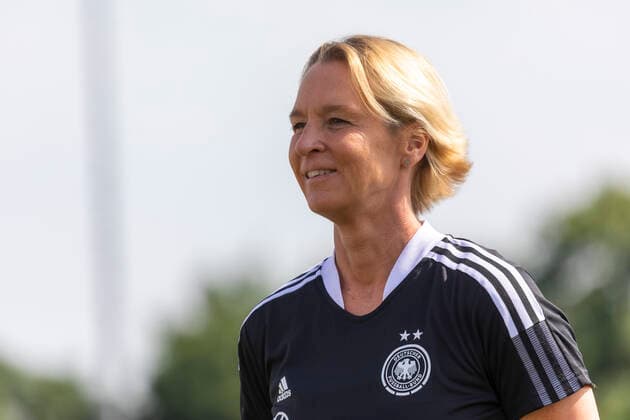 Reportage 16.06.2022 DFB Frauen Nationalmannschaft im Trainingslager bei adidas in Herzogenaurach. Die Frauen laden die Presse zum Media-Day ein DIe Cheftrainerin Martina Voss-Tecklenburg lächelt in die Kameras Herzogenaurach Bayern Deutschland
