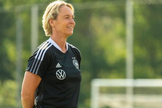 Reportage 16.06.2022 DFB Frauen Nationalmannschaft im Trainingslager bei adidas in Herzogenaurach. Die Frauen laden die Presse zum Media-Day ein DIe Cheftrainerin Martina Voss-Tecklenburg lächelt in die Kameras Herzogenaurach Bayern Deutschland
