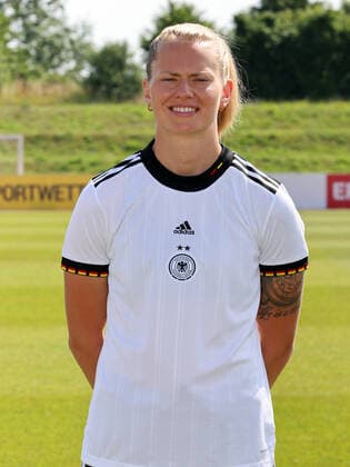 16.06.2022 - Deutsche Fußballnationalmannschaft Nationalmannschaft der Frauen Damen DFB - EM Europameisterschaft 2022 - UEFA Womens EURO - Fototermin Porträttermin - Mannschaft Team Kader - Einzelbild Einzelfoto Portrait Porträt Kopfbild - DaMa - Einzelfoto Einzelbild Portrait Porträt Kopfbild - Maximiliane Rall (Frauen-Nationalmannschaft )