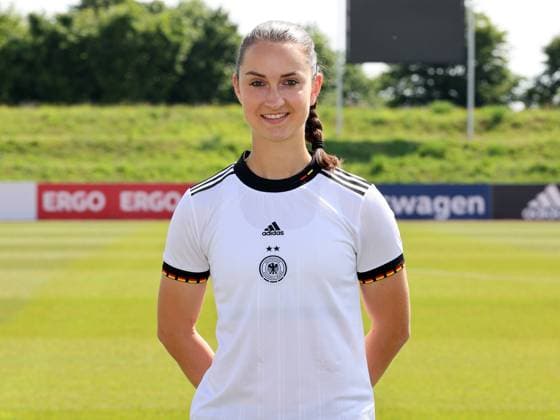 16.06.2022 - Deutsche Fußballnationalmannschaft Nationalmannschaft der Frauen Damen DFB - EM Europameisterschaft 2022 - UEFA Womens EURO - Fototermin Porträttermin - Mannschaft Team Kader - Einzelbild Einzelfoto Portrait Porträt Kopfbild - DaMa - Einzelfoto Einzelbild Portrait Porträt Kopfbild - Sara Däbritz Daebritz (Frauen-Nationalmannschaft )