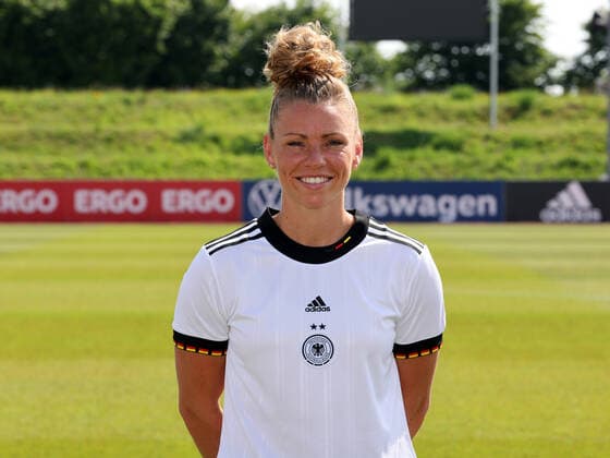 16.06.2022 - Deutsche Fußballnationalmannschaft Nationalmannschaft der Frauen Damen DFB - EM Europameisterschaft 2022 - UEFA Womens EURO - Fototermin Porträttermin - Mannschaft Team Kader - Einzelbild Einzelfoto Portrait Porträt Kopfbild - DaMa - Einzelfoto Einzelbild Portrait Porträt Kopfbild - Linda Dallmann (Frauen-Nationalmannschaft )
