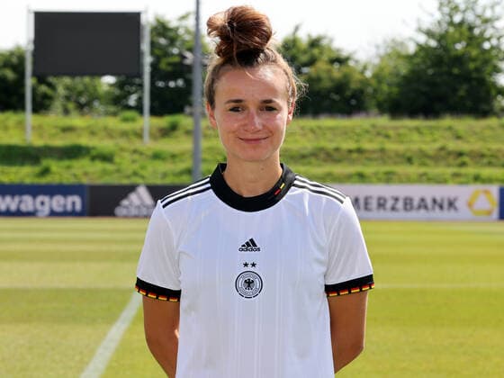16.06.2022 - Deutsche Fußballnationalmannschaft Nationalmannschaft der Frauen Damen DFB - EM Europameisterschaft 2022 - UEFA Womens EURO - Fototermin Porträttermin - Mannschaft Team Kader - Einzelbild Einzelfoto Portrait Porträt Kopfbild - DaMa - Einzelfoto Einzelbild Portrait Porträt Kopfbild - Lina Magull (Frauen-Nationalmannschaft )