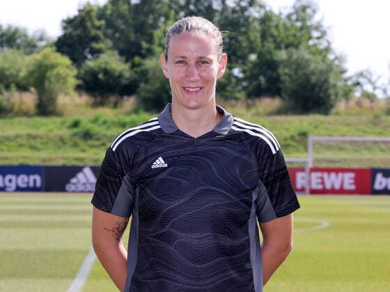 16.06.2022 - Deutsche Fußballnationalmannschaft Nationalmannschaft der Frauen Damen DFB - EM Europameisterschaft 2022 - UEFA Womens EURO - Fototermin Porträttermin - Mannschaft Team Kader - Einzelbild Einzelfoto Portrait Porträt Kopfbild - DaMa - Einzelfoto Einzelbild Portrait Porträt Kopfbild - Ann-Katrin Berger (Frauen-Nationalmannschaft )