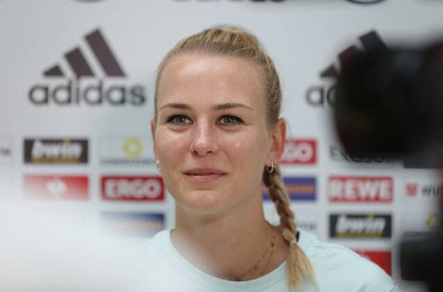 16.06.2022, xcex, GER, Herzogenaurach, Herzo-Base, Adi-Dassler-Stadion, Fototermin, Portraits, Frauenfussball, Saison 2021 2022, DFB Frauen, Vorbereitung, UEFA EURO, EM, Europameisterschaft,Fussball 2022, DFB Frauen-Nationalmannschaft Media Day, Merle Frohms (DFB) im Interview DFL regulations prohibit any use of photographs as image sequences and or quasi-video
