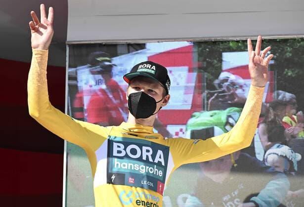NOVAZZANO, SWITZERLAND - JUNE 16 : Vlasov Aleksandr (RUS) of BORA - hansgrohe pictured during the podium ceremony after stage 5 of the 85th edition of the 2022 Tour de Suisse cycling race, a stage of 193 kms with start in Ambri and finish in Novazzano on June 16, 2022 in Novazzano, Switzerland, 16 06 2022 ( Motordriver Kenny Verfaillie - Tour de Suisse 2022 - 16 06 2022 PhotoNews Panoramic 