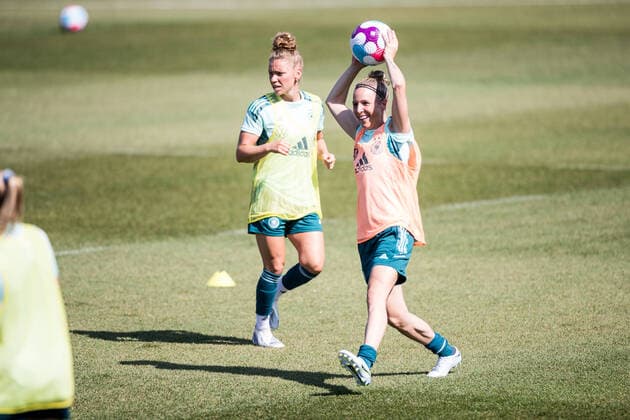 Frauen Nationalmannschaft Media Day Training; 16.06.2022 Svenja Huth wirft lachend einen Ball Frauen Nationalmannschaft Media Day Training, Herzogenaurach, Adi-Dassler Stadion Copyright: xBEAUTIFULxSPORTS Wunderlx