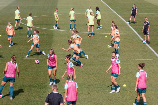 Reportage 16.06.2022 DFB Frauen Nationalmannschaft im Trainingslager bei adidas in Herzogenaurach. Die Frauen laden die Presse zum Media-Day ein Spielzüge, Trainingsübungen, Bewegungsabfolgen - Wimmelbild Herzogenaurach Bayern Deutschland