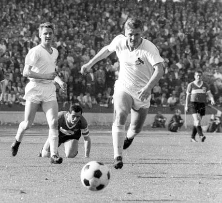 1. FC Köln - VFB Stuttgart 2:1 09.05.1964 Karl-Heinz Thielen (Köln) am Ball, links Christian Müller (Köln) und Günter Seibold (VFB am Boden) *** 1 FC Köln VFB Stuttgart 2 1 09 05 1964 Karl Heinz Thielen Köln on the ball, left Christian Müller Köln and Günter Seibold VFB on the ground HM