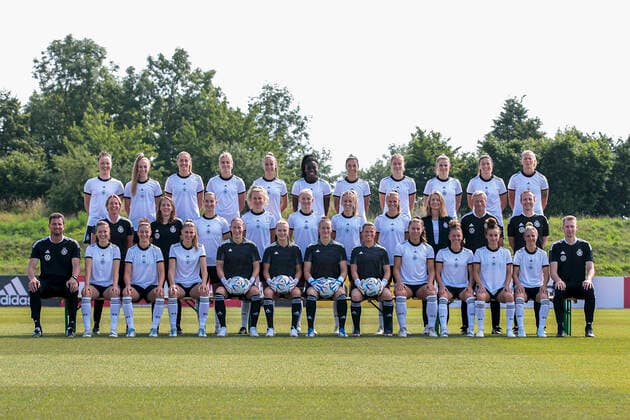 16.06.2022, Mediaday beim DFB-Team der Frauen, Deutschland, Herzogenaurach, Adi-Dassler-Sportplatz, Im Bild: back row: Marina Hegering, Sophia Kleinherne, Sydney Lohmann, Laura Freigang, Giulia Gwinn, Nicole Anyomi, Sara Doorsoun, Sjoeke Nuesken, Tabea Wassmuth, Chantal Hagel, Maximiliane Rall middle row: Martina Voss-Tecklenburg (Coach), Britta Carlson (assistant coaches), Sara Daebritz, Lena Lattwein, Lea Schueller, Kathrin Hendrich, Klara Buehl, Maika Fischer (Team-Managerin), Thomas Noerenberg (assistant coaches), Patrik Grolimund (assistant coaches) bottom row: Michael Fuchs (goalkeeping coach), Jana Feldkamp, Felicitas Rauch, Jule Brand, Ann-Katrin Berger, Merle Frohms, Almuth Schult, Martina Tufekovic, Lena Sophie Oberdorf, Linda Dallmann, Lina Magull, Svenja Huth, Jan-Ingwer Carlsen-Bracker (Neuro-Centered Training) DFL REGULATIONS PROHIBIT ANY USE OF PHOTOGRAPHS AS IMAGE SEQUENCES AND OR QUASI-VIDEO. Copyright: HMBxMedia xJulienxBecker