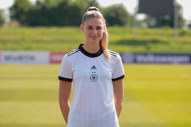 16.06.2022, Mediaday beim DFB-Team der Frauen, Deutschland, Herzogenaurach, Adi-Dassler-Sportplatz, Im Bild: Jule Brand DFL REGULATIONS PROHIBIT ANY USE OF PHOTOGRAPHS AS IMAGE SEQUENCES AND OR QUASI-VIDEO. Copyright: HMBxMedia xJulienxBecker