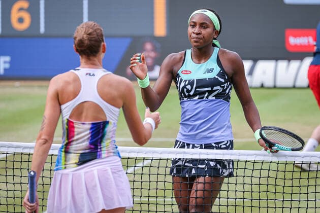 Karolina PLISKOVA CZE und Coco GAUFF USA - Shake-Hands am Netz, bett1open WTA, Tennis Damen 500, Berlin, LTTC Rot-Weiß , 17.06.2022, Copyright: xClaudioxGärtnerx