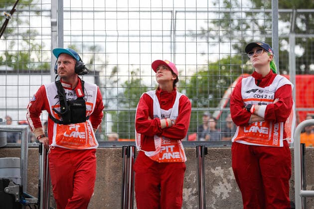 marshall, commissaire de piste, during the Formula 1 AWS Grand Prix du Canada 2022, 9th round of the 2022 FIA Formula One World Championship, WM, Weltmeisterschaft on the Circuit Gilles Villeneuve, from June 17 to 19, 2022 in Montreal, Canada - F1 - CANADIAN GRAND PRIX 2022 DPPI Panoramic  00122022__V2_3057