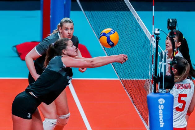 (220618) -- QUEZON CITY, June 18, 2022 -- Canada s Kiera Van Ryk (front L) returns the ball during the FIVB Volleyball Nations League Women s Pool 4 match between Bulgaria and Canada in Quezon City, the Philippines on June 18, 2022. ) (SP)PHILIPINES-QUEZON CITY-VOLLEYBALL-NATIONS LEAGUE-BULGARIA VS CANADA ROUELLExUMALI 