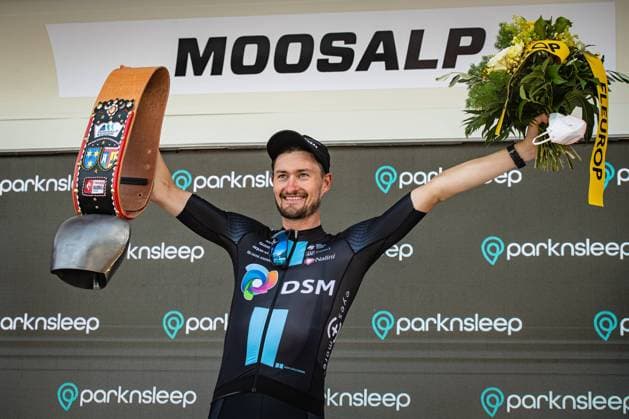 DENZ Nico: Tour de Suisse - Men 2022 - 6. Stage DENZ Nico ( GER ) TEAM DSM ( DMS ) - GER Stagewinner - Award Ceremony Medal Ceremony Podium - Querformat - quer - horizontal - Landscape - Event Veranstaltung: Tour de Suisse - Elite Men - 6. Stage - Category Kategorie: Cycling - Road cycling, Rad, Radsport, Strasse - Cycling Tour - Elite Men - 2.UWT - World Tour - Location Ort: Europe Switzerland - Start: Locarno - Finish: Moosalp - Discipline: Road Race ( RR ) - Cycling Tour - Distance: 177,5 km - Date Datum: 17.06.2022 Friday -