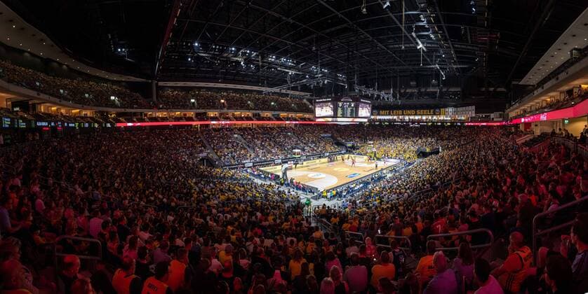 Basketball Berlin 17.06.2022 Saison 2021 2022 easyCredit BBL 1. Bundesliga Playoffs Finale Spiel 3 Alba Berlin - FC Bayern München Basketball Mercedes Benz Arena Sportstätte ausverkauft
