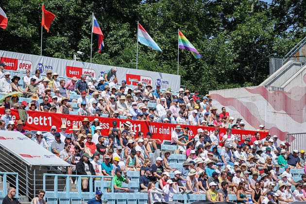 37 Grad bei den bett1open im Steffi-Graf-Stadion und die Zuschauer harren aus, bett1open WTA, Tennis Damen 500, Berlin, LTTC Rot-Weiß , 18.06.2022, Copyright: xClaudioxGärtnerx