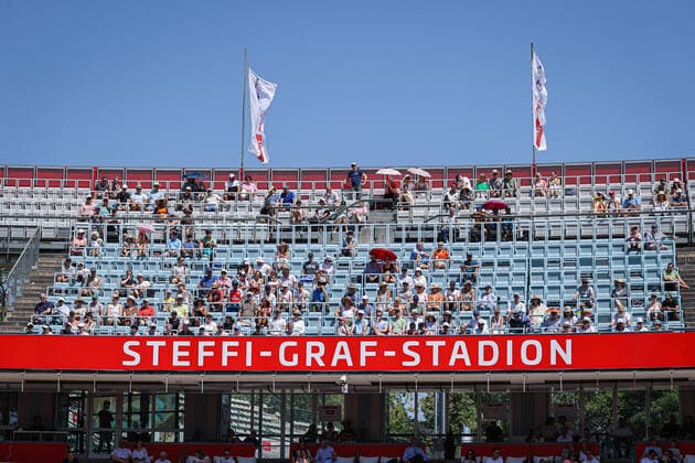 37 Grad bei den bett1open im Steffi-Graf-Stadion und die Zuschauer harren aus, bett1open WTA, Tennis Damen 500, Berlin, LTTC Rot-Weiß , 18.06.2022, Copyright: xClaudioxGärtnerx