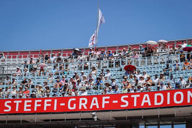37 Grad bei den bett1open im Steffi-Graf-Stadion und die Zuschauer harren aus, bett1open WTA, Tennis Damen 500, Berlin, LTTC Rot-Weiß , 18.06.2022, Copyright: xClaudioxGärtnerx