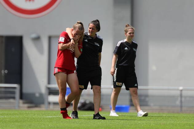 18.06.2022, xcex, GER, Frankfurt am Main, Riederwald Stadion, Frauenfussball, B-Juniorinnen Meisterschaft, 1. Halbfinale, Saison 2021 2022, Eintracht Frankfurt U17, U 17 - 1. FC Union Berlin, Enttaeuschung nach der Niederlage bei Union Berlin, Trainerin Anja Matthes (Union) DFL regulations prohibit any use of photographs as image sequences and or quasi-video