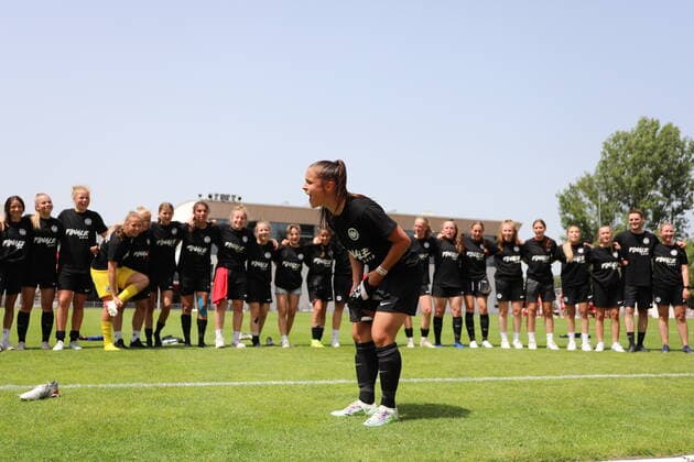 18.06.2022, xcex, GER, Frankfurt am Main, Riederwald Stadion, Frauenfussball, B-Juniorinnen Meisterschaft, 1. Halbfinale, Saison 2021 2022, Eintracht Frankfurt U17, U 17 - 1. FC Union Berlin, Eintracht Frankfurt, Jubel, Freude, Emotionen, celebration, Sarah Preuss (SGE) stimmt die Humba nach dem Sieg an DFL regulations prohibit any use of photographs as image sequences and or quasi-video