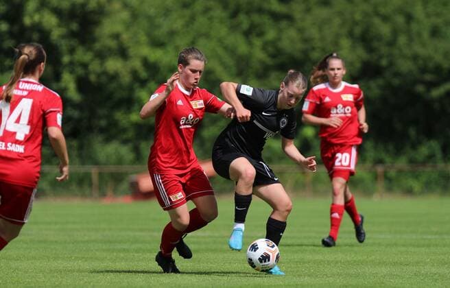 18.06.2022, xcex, GER, Frankfurt am Main, Riederwald Stadion, Frauenfussball, B-Juniorinnen Meisterschaft, 1. Halbfinale, Saison 2021 2022, Eintracht Frankfurt U17, U 17 - 1. FC Union Berlin, Anabel Luedeke (Union) gegen Katharina Rust (SGE) DFL regulations prohibit any use of photographs as image sequences and or quasi-video