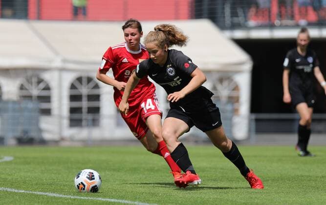 18.06.2022, xcex, GER, Frankfurt am Main, Riederwald Stadion, Frauenfussball, B-Juniorinnen Meisterschaft, 1. Halbfinale, Saison 2021 2022, Eintracht Frankfurt U17, U 17 - 1. FC Union Berlin, Paulina Platner (SGE) gegennCiara Abdel Sadk (Union) DFL regulations prohibit any use of photographs as image sequences and or quasi-video