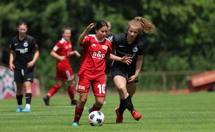18.06.2022, xcex, GER, Frankfurt am Main, Riederwald Stadion, Frauenfussball, B-Juniorinnen Meisterschaft, 1. Halbfinale, Saison 2021 2022, Eintracht Frankfurt U17, U 17 - 1. FC Union Berlin, Paulina Platner (SGE) gegen Nour Youssef (Union) DFL regulations prohibit any use of photographs as image sequences and or quasi-video