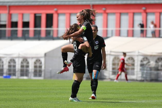18.06.2022, xcex, GER, Frankfurt am Main, Riederwald Stadion, Frauenfussball, B-Juniorinnen Meisterschaft, 1. Halbfinale, Saison 2021 2022, Eintracht Frankfurt U17, U 17 - 1. FC Union Berlin, Torjubel Eintracht Frankfurt, Jubel, Freude, Emotionen, Goal celebration, Sarah Preuss und Sarah Wiesner (SGE) DFL regulations prohibit any use of photographs as image sequences and or quasi-video