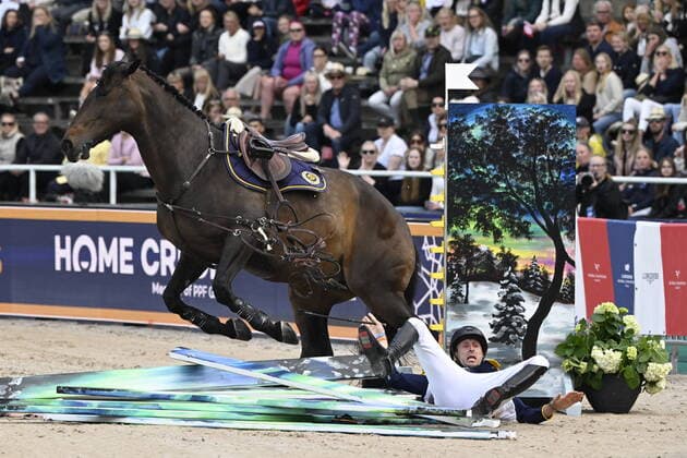 Sport Themen der Woche KW24 Sport Bilder des Tages Pieter Devos of Belgium falls riding the horse Mom s Coleraine des Bergeries in the CSI5* Global Champions League, second competition, during the Global Champions Tour at Stockholms stadion, Sweden June 18, 2022. STOCKHOLM Sweden x10070x  Copyright: xJessicaxGow TTx GLOBAL CHAMPIONS TOUR