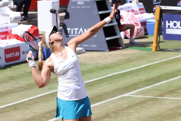 DEU, Tennis, Bett1-Open, 18.06.2022, Rot-Weiss Tennisanlage, Berlin, DEU, Tennis, Bett1-Open, im Bild Damen Doppel: Aufschlag, aufgeschlagen von Sabine LISICKI GER Foto: Juergen Engler nordphoto GmbH
