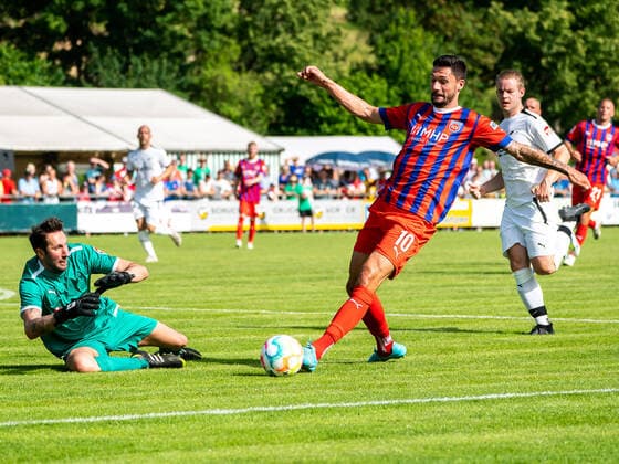Sport Themen der Woche KW24 Sport Bilder des Tages Tim Kleindienst (1. FC Heidenheim, 10) ist vor dem Torhueter des TV Steinheim am Ball, , 1. FC Heidenheim vs. TV Steinheim, Max Liebhaber-Pokal, Fussball, Herren, 18.06.2022 1. FC Heidenheim vs. TV Steinheim, Max Liebhaber-Pokal, Fussball, Herren, 18.06.2022 Steinheim am Albuch *** Tim Kleindienst 1 FC Heidenheim, 10 is in front of the goalkeeper of TV Steinheim on the ball, , 1 FC Heidenheim vs TV Steinheim, Max Liebhaber Cup, Football, Men, 18 06 2022 1 FC Heidenheim vs TV Steinheim, Max Liebhaber Cup, Football, Men, 18 06 2022 Steinheim am Albuch Copyright: xEIBNER MichaelxSchmidtx EP_MST