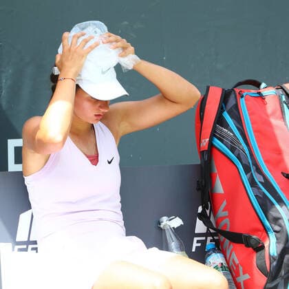 Anastasia Gasanova haelt sich zur Abkuehlung einen Eisbeutel auf den Kopf Bad Homburg Open, Tennis 18.06.2022 Bad Homburg Open, Tennis 18.06.2022 Bad Homburg Copyright: xEibner-Pressefotox EP_RWS