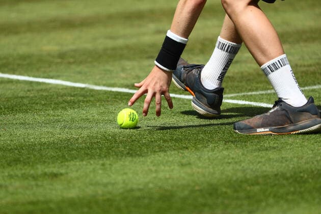 Ein Ballkind greift nach dem Tennisball auf dem Rasenplatz Bad Homburg Open, Tennis 18.06.2022 Bad Homburg Open, Tennis 18.06.2022 Bad Homburg Copyright: xEibner-Pressefotox EP_RWS