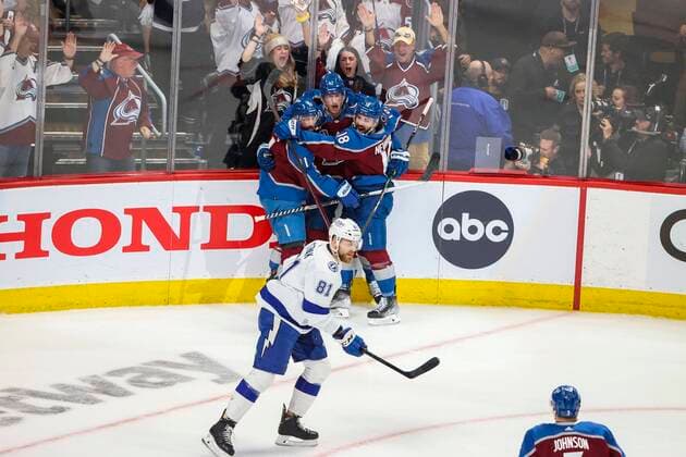 Sport Themen der Woche KW24 Sport Bilder des Tages June 18, 2022, Denver, Florida, USA: Tampa Bay Lightning left wing Nicholas Paul (20) skates past Colorado Avalanche teammates as they celebrate a first period goal by Colorado Avalanche right wing Valeri Nichushkin (13) in Game 2 of the Stanley Cup final Saturday, June 18, 2022 in Denver. Denver USA - ZUMAs70_ 0161160696st Copyright: xDouglasxR.xCliffordx