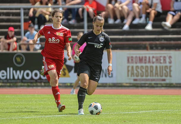 Fussball - B-JUNIORINNEN - Eintracht Frankfurt - 1. FC Union Berlin - 18.06.22, Amalia Wichmann (Union), lupenreiner Hattrick durch Sarah Preuss (EF), nach 4:0-Sieg Einzug ins Finale um die Deutsche Meisterschaft gegen den Hamburger SV, -